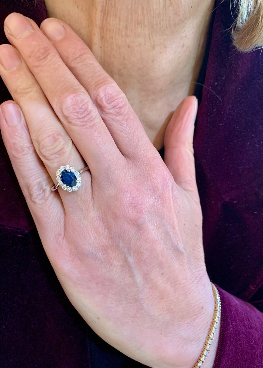 Bague Pompadour Saphir 1.50 Diamants Or Gris 18 Carats - Castafiore