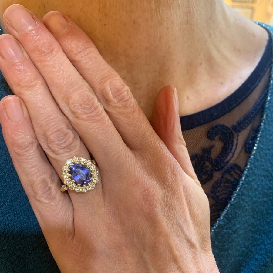 Bague Pompadour Saphir Ceylan Non Chauffé 3.55 Carats Diamants Or Jaune 18 Carats (Certificat) - Castafiore