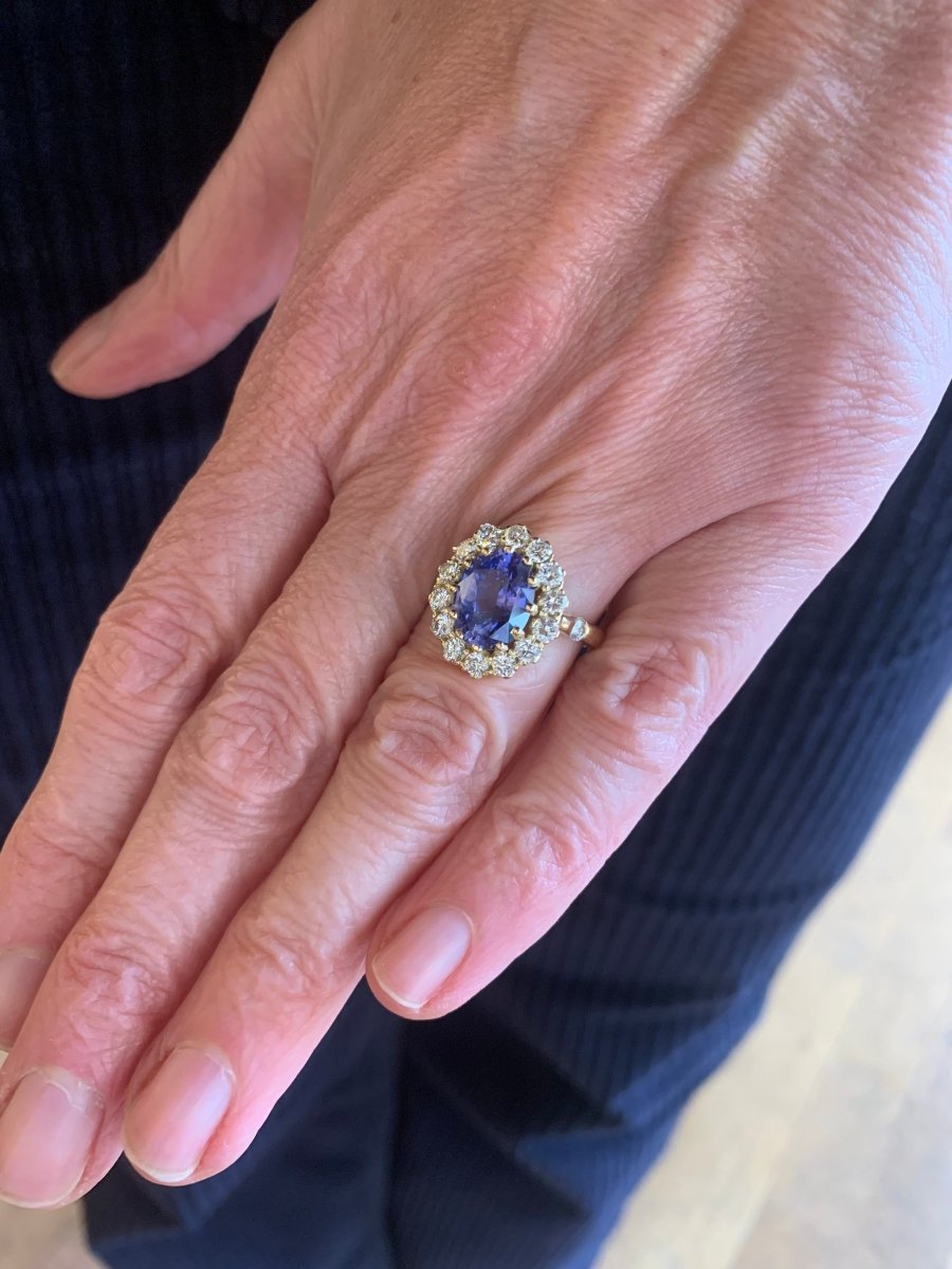 Bague Pompadour Saphir Ceylan Non Chauffé 3.55 Carats Diamants Or Jaune 18 Carats (Certificat) - Castafiore