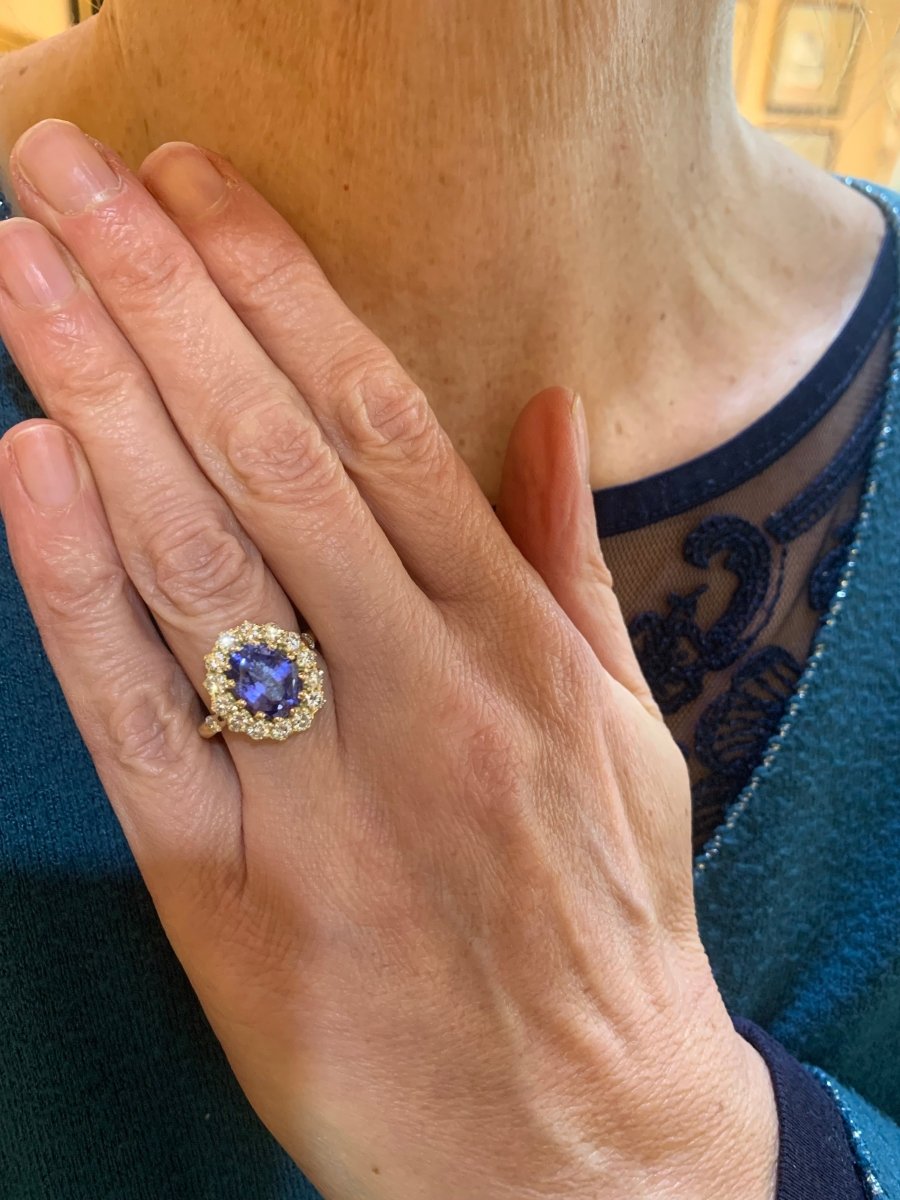 Bague Pompadour Saphir Ceylan Non Chauffé 3.55 Carats Diamants Or Jaune 18 Carats (Certificat) - Castafiore