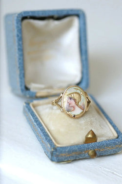 Bague portrait Athéna émail guilloché sur or - Castafiore