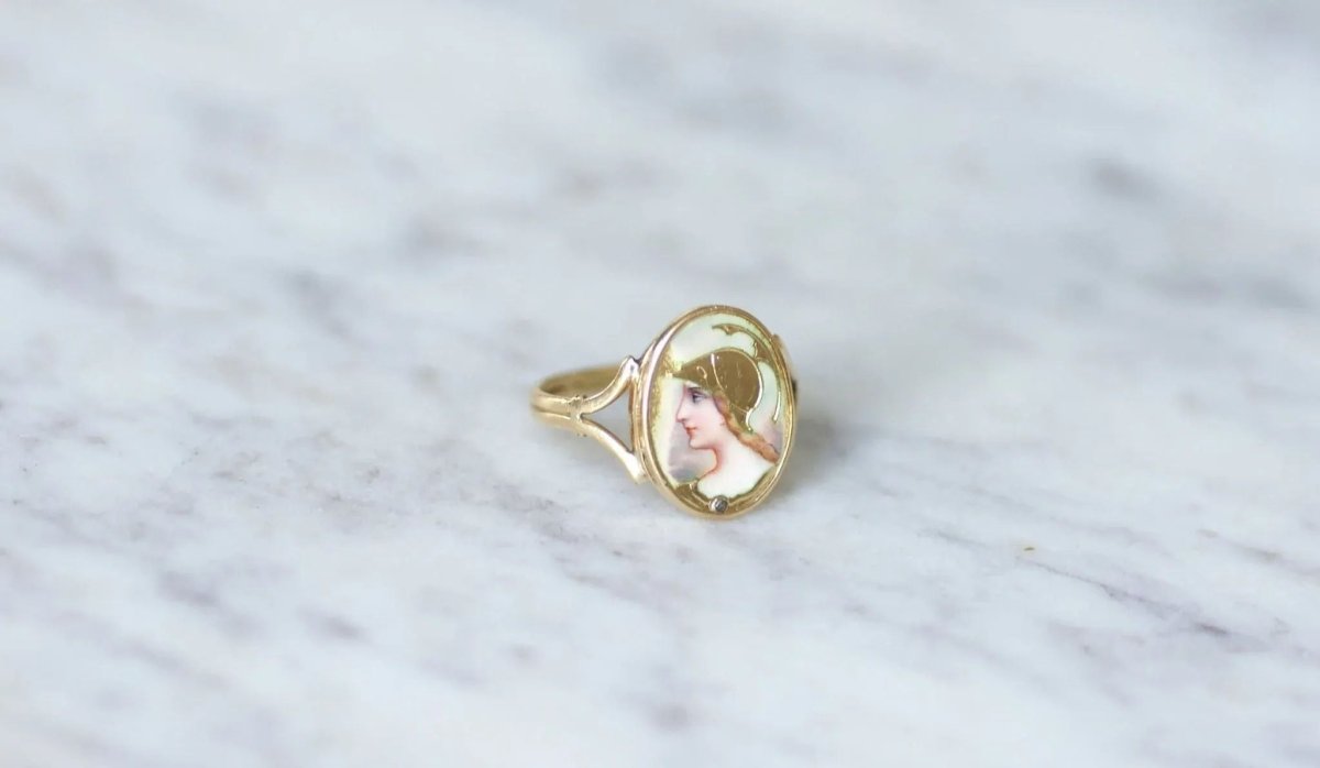 Bague portrait Athéna émail guilloché sur or - Castafiore