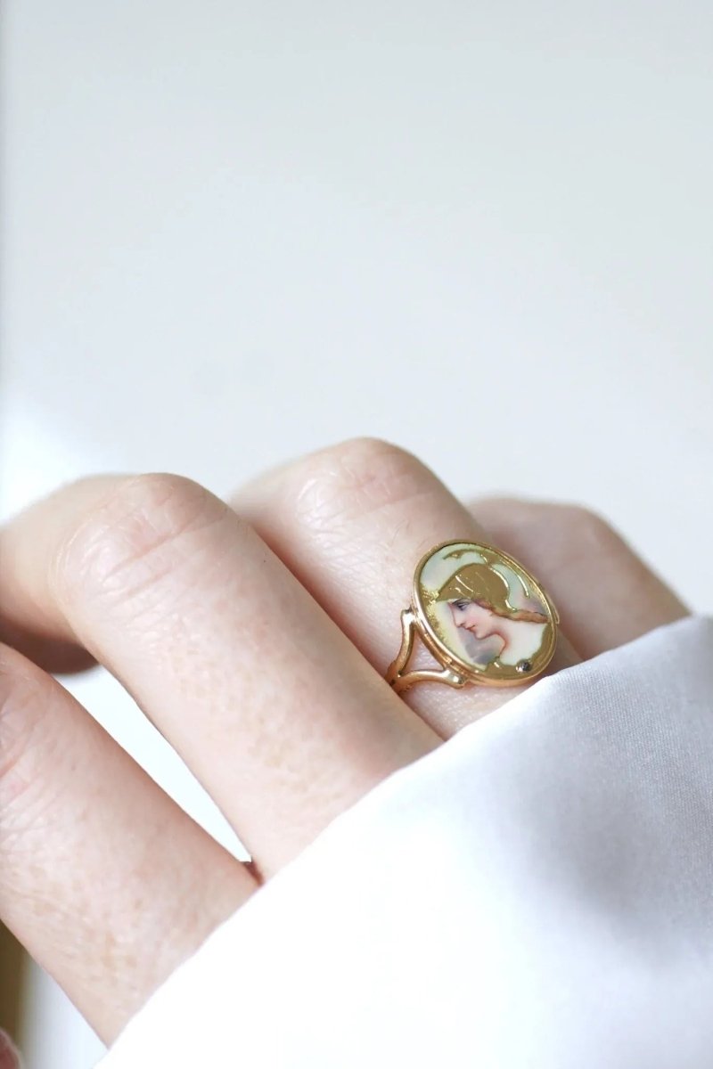Bague portrait Athéna émail guilloché sur or - Castafiore