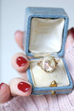 Bague portrait Athéna émail guilloché sur or - Castafiore