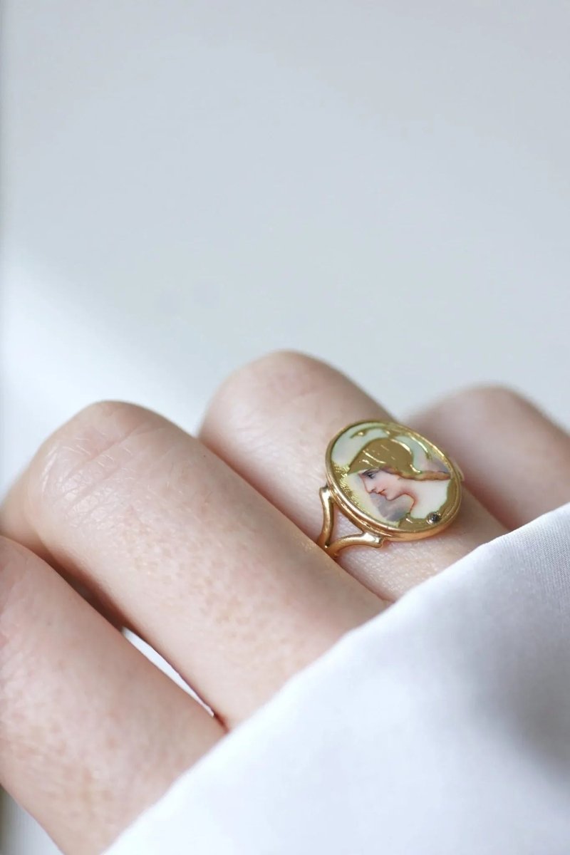 Bague portrait Athéna émail guilloché sur or - Castafiore