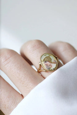 Bague portrait Athéna émail guilloché sur or - Castafiore