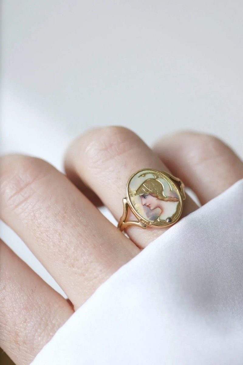 Bague portrait Athéna émail guilloché sur or - Castafiore