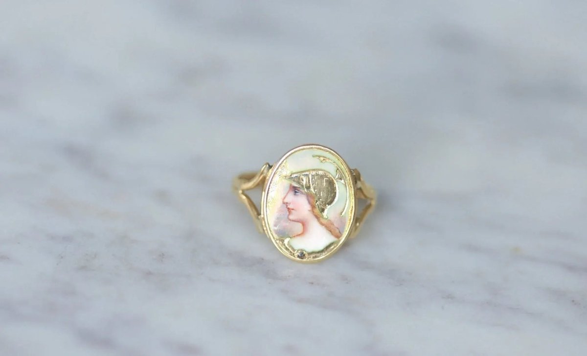 Bague portrait Athéna émail guilloché sur or - Castafiore