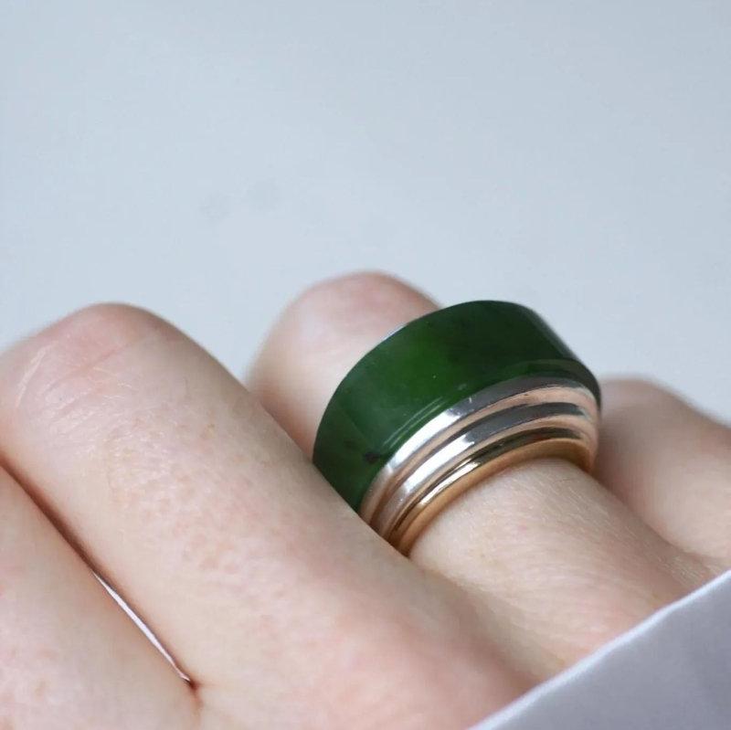 Bague Puiforcat par André Vassort Jade sur Or et Argent - Castafiore