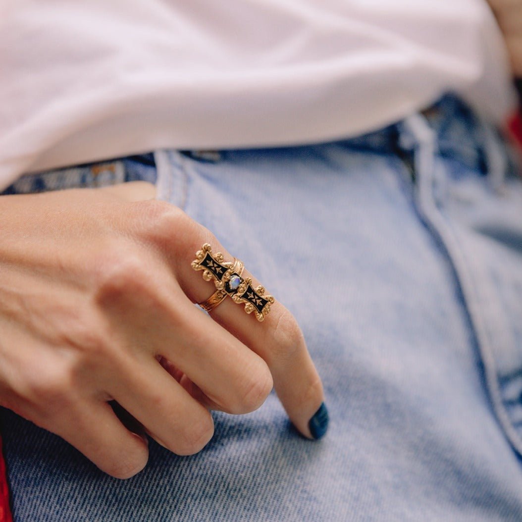 Bague rectangulaire en or jaune, émail noir et opale - Castafiore