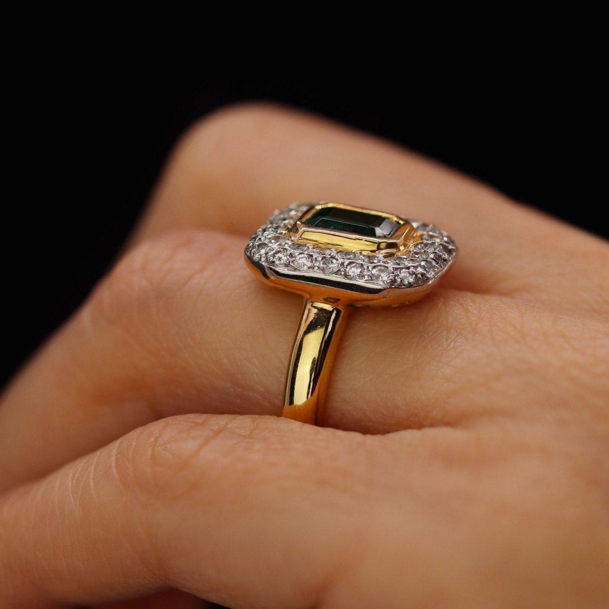 Bague rectangulaire en or jaune et blanc avec émeraude et diamants - Castafiore