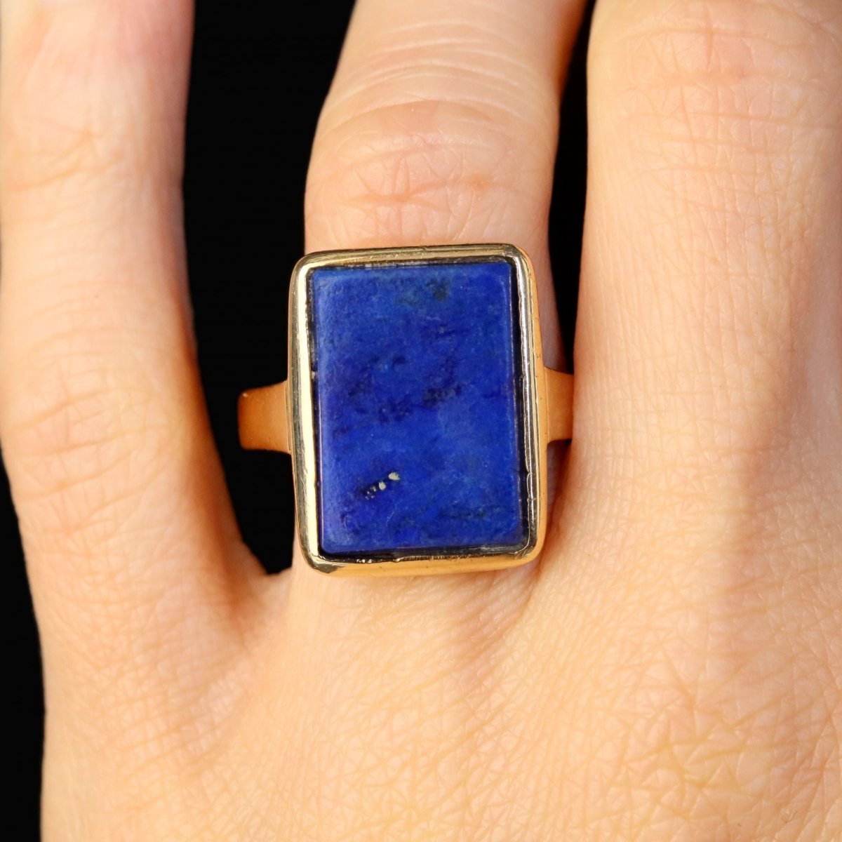 Bague rectangulaire en or jaune et lapis lazuli - Castafiore