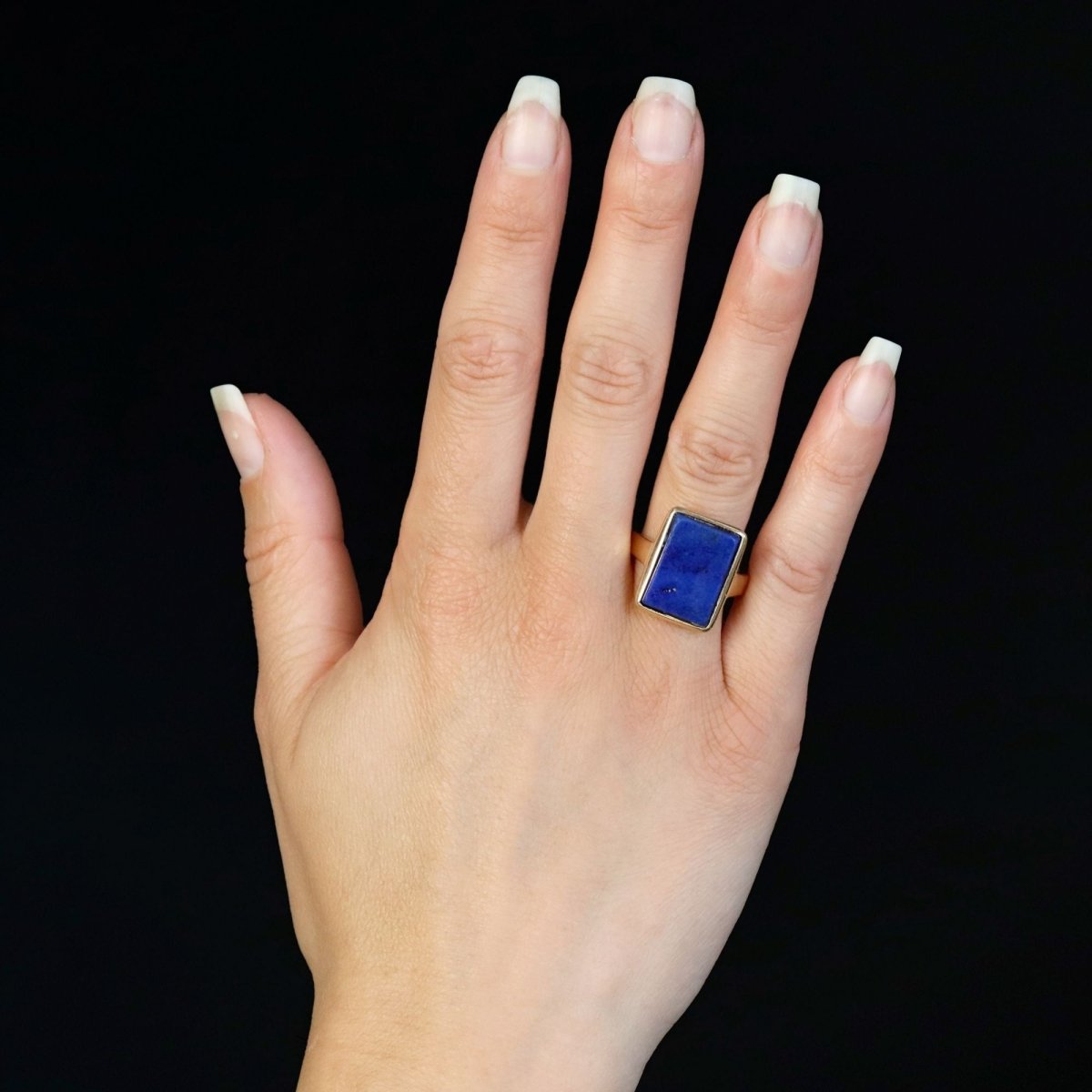 Bague rectangulaire en or jaune et lapis lazuli - Castafiore