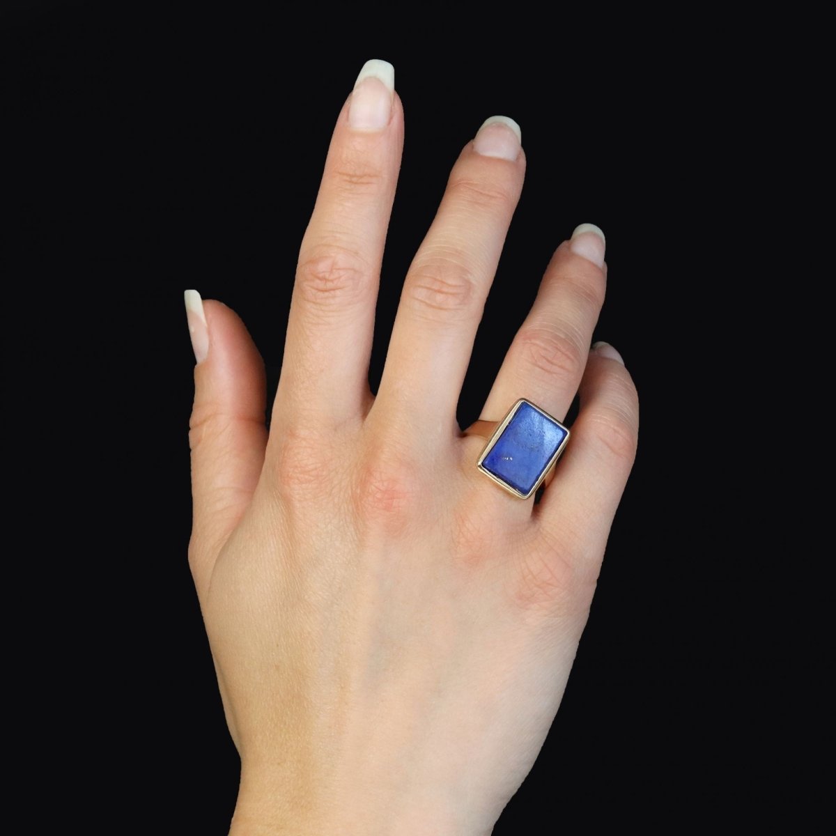 Bague rectangulaire en or jaune et lapis lazuli - Castafiore