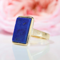 Bague rectangulaire en or jaune et lapis lazuli - Castafiore