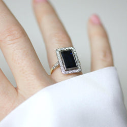Bague Rectangulaire en or jaune, platine, saphir, et diamants - Castafiore