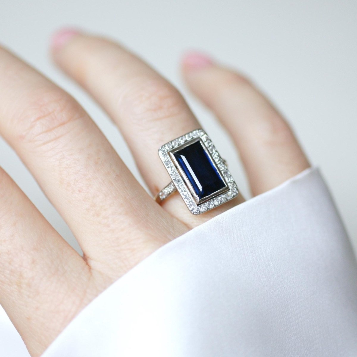 Bague Rectangulaire en or jaune, platine, saphir, et diamants - Castafiore