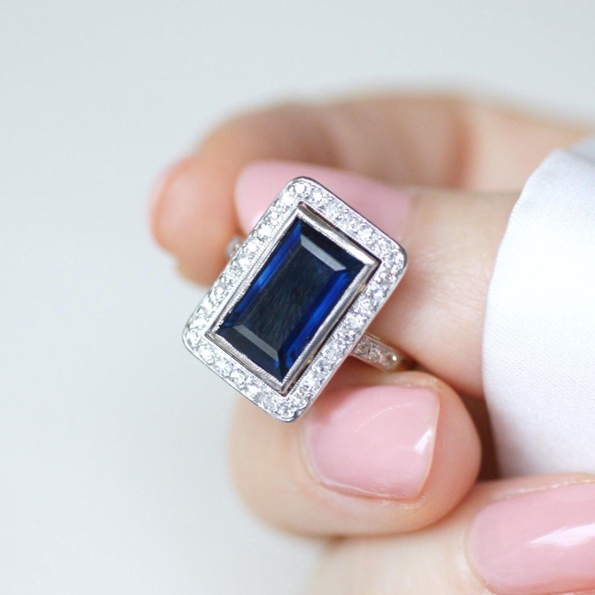 Bague Rectangulaire en or jaune, platine, saphir, et diamants - Castafiore