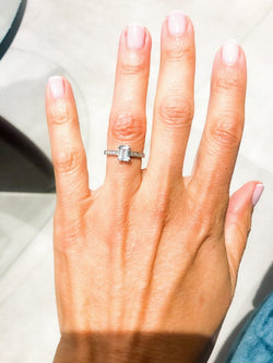 Bague rectangulaire ornée en or blanc d'une aigue -marine – Castafiore