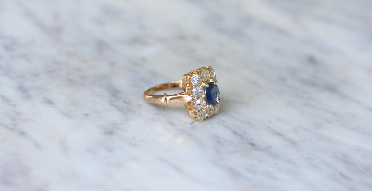 Bague Rectangulaire Saphir 1,10 Cts et Diamants - Castafiore