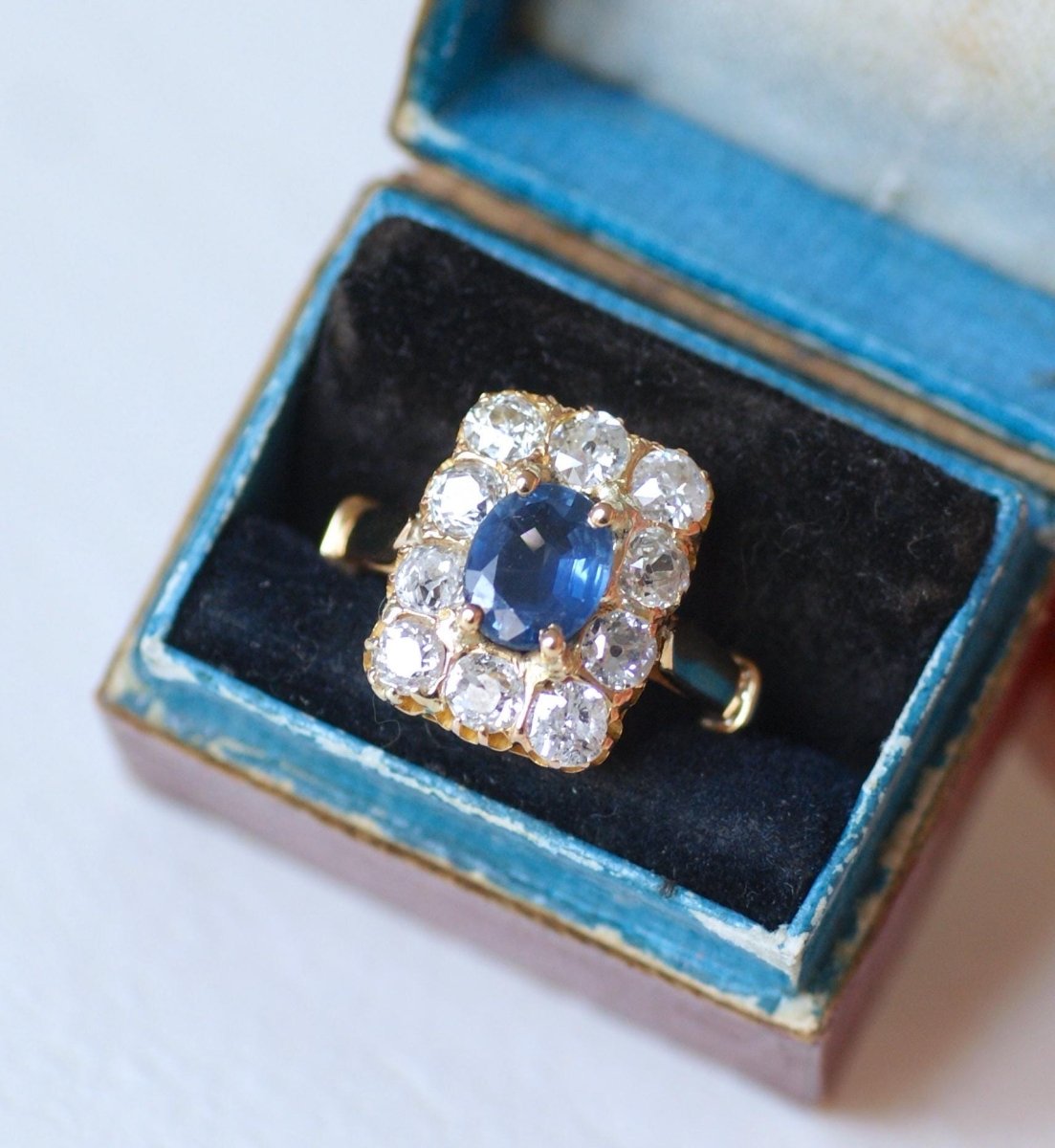 Bague Rectangulaire Saphir 1,10 Cts et Diamants - Castafiore