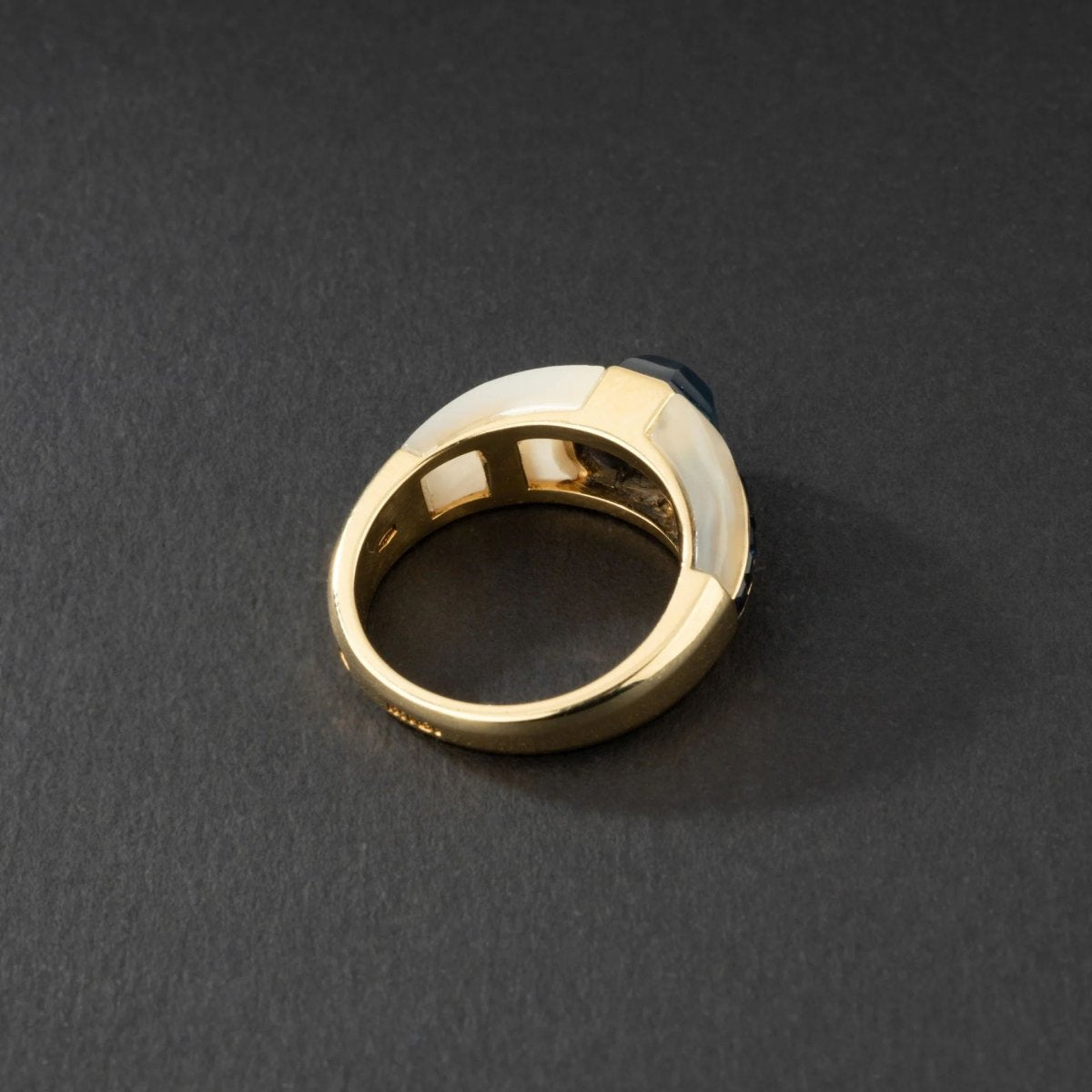 Bague REPOSSI pour femmes en or jaune 18K, saphirs et nacres. - Castafiore