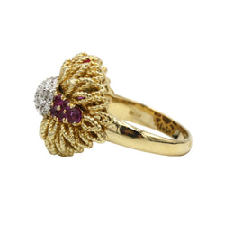 Bague retro années 60 texturée or jaune 750, diamants environ 0.40 carats et rubis environ 0.50 carats - Castafiore