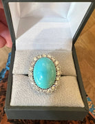 Bague Retro Pompadour Cabochon Turquoise Diamants Platine Or Gris 18 Carats - Castafiore