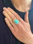 Bague Retro Pompadour Cabochon Turquoise Diamants Platine Or Gris 18 Carats - Castafiore