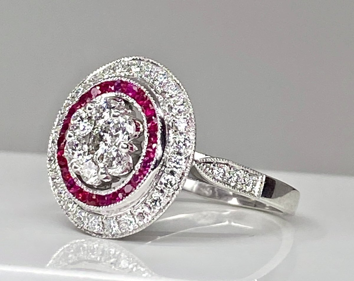 Bague ronde en or blanc 18 carats en diamants et rubis - Castafiore