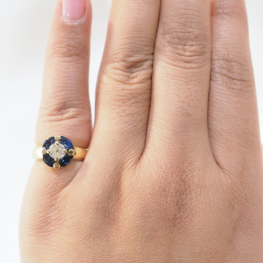 Bague ronde en or jaune, saphirs et diamant - Castafiore