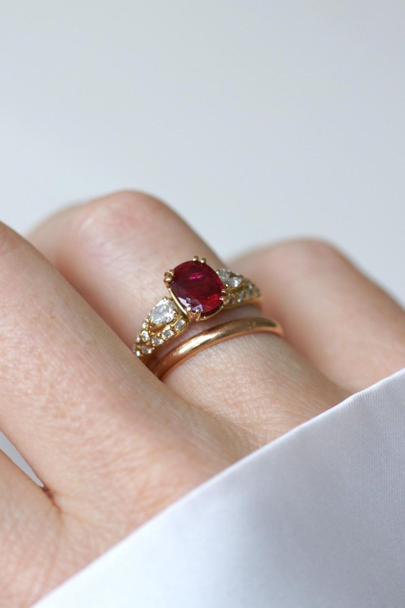 Bague Rubis 1.85 Cts et Diamant Poire sur Or jaune - Castafiore