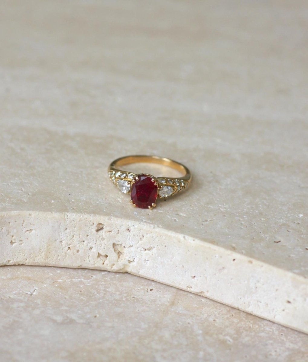 Bague Rubis 1.85 Cts et Diamant Poire sur Or jaune - Castafiore