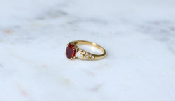 Bague Rubis 1.85 Cts et Diamant Poire sur Or jaune - Castafiore