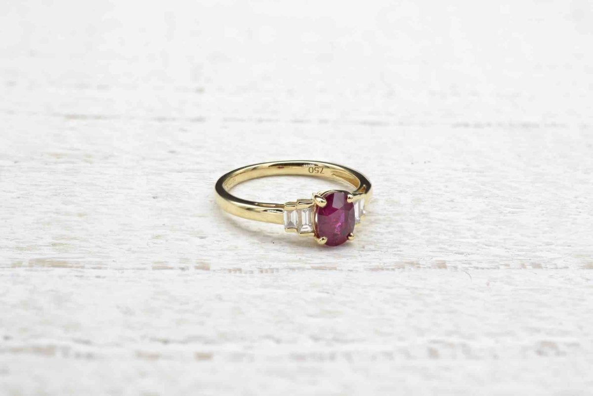 Bague rubis diamants baguettes en or jaune 18k - Castafiore