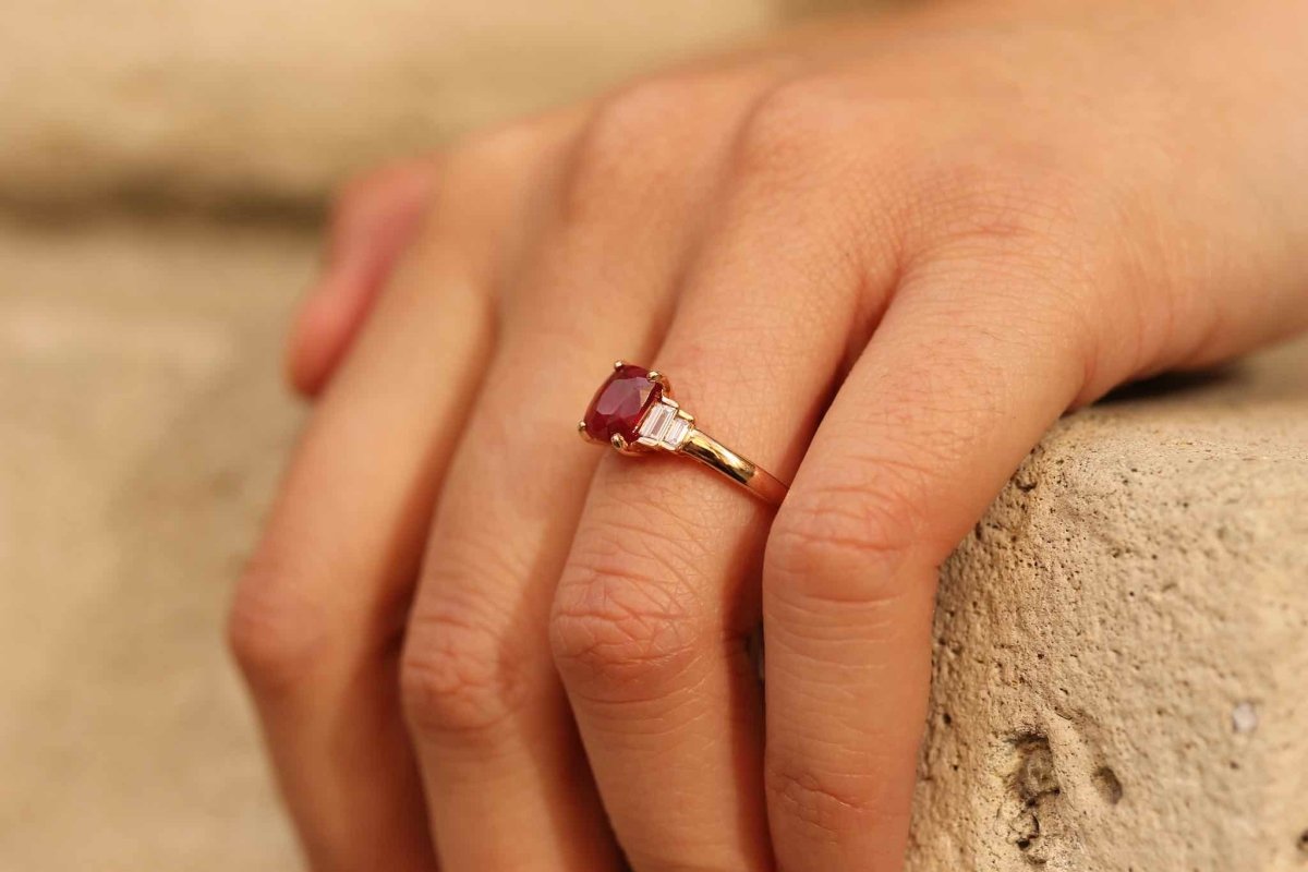 Bague rubis diamants baguettes en or jaune 18k - Castafiore