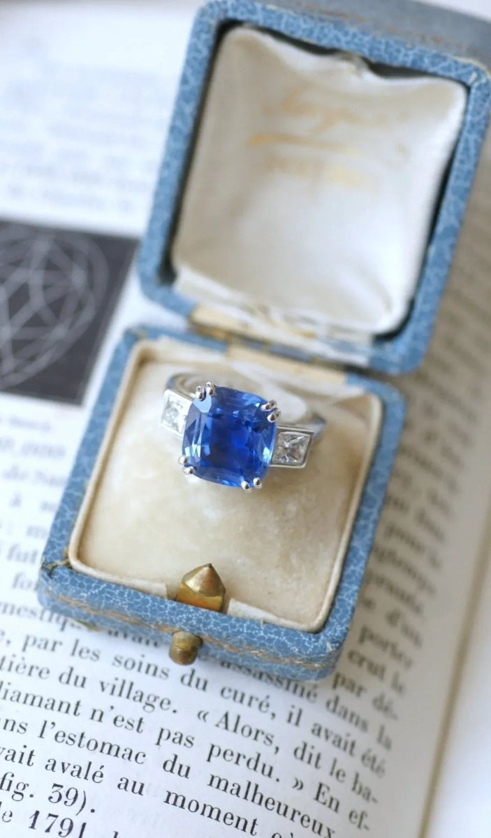 Bague Saphir Ceylan 7.94 Cts et diamants sur or blanc - Castafiore