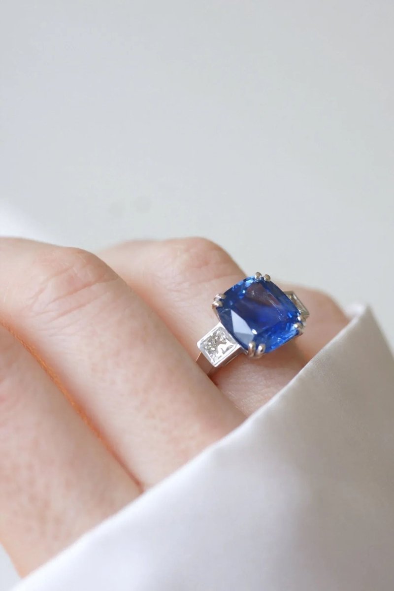 Bague Saphir Ceylan 7.94 Cts et diamants sur or blanc - Castafiore