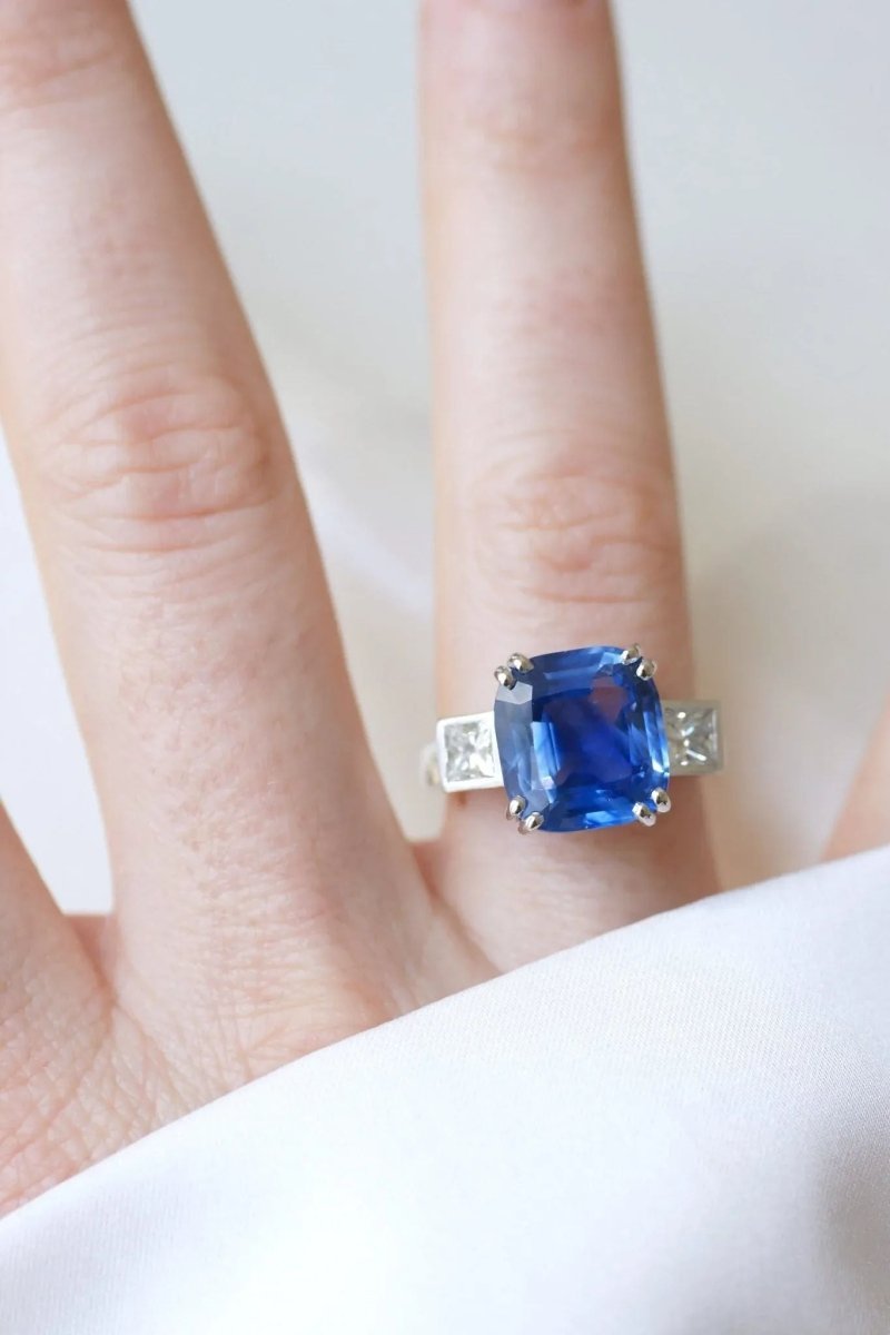 Bague Saphir Ceylan 7.94 Cts et diamants sur or blanc - Castafiore