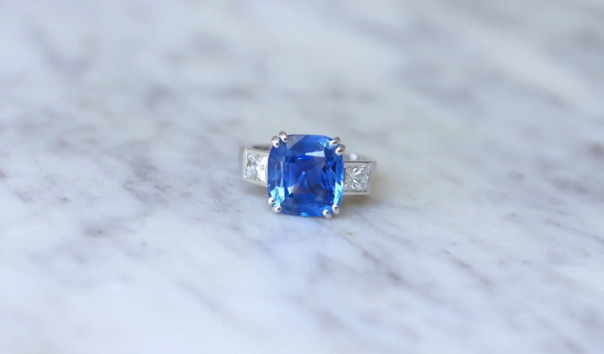 Bague Saphir Ceylan 7.94 Cts et diamants sur or blanc - Castafiore