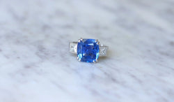 Bague Saphir Ceylan 7.94 Cts et diamants sur or blanc - Castafiore