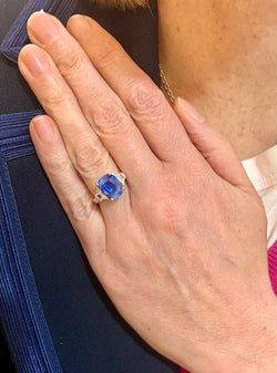 Bague Saphir Ceylan Coussin Non Chauffé 4.15 Carats Diamants Or Gris 18 Carats (Certificat) - Castafiore