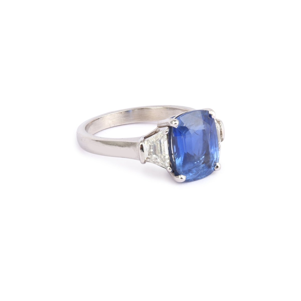 Bague Saphir Ceylan Coussin Non Chauffé 4.15 Carats Diamants Or Gris 18 Carats (Certificat) - Castafiore