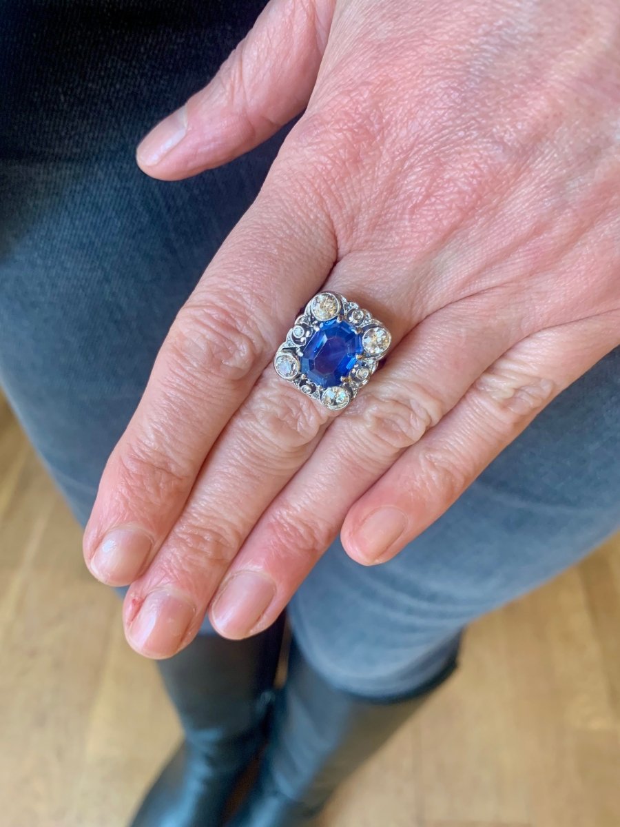 Bague Saphir Ceylan Non Chauffé 4.66 Carats Diamants Platine Or Gris 18 Carats (Certificat) - Castafiore