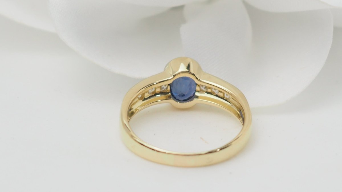 Bague Saphir de Ceylan en or jaune et diamants - Castafiore