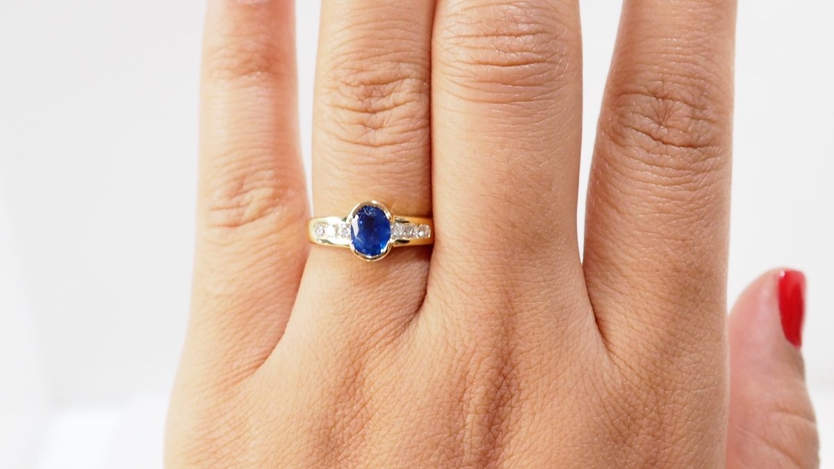 Bague Saphir de Ceylan en or jaune et diamants - Castafiore