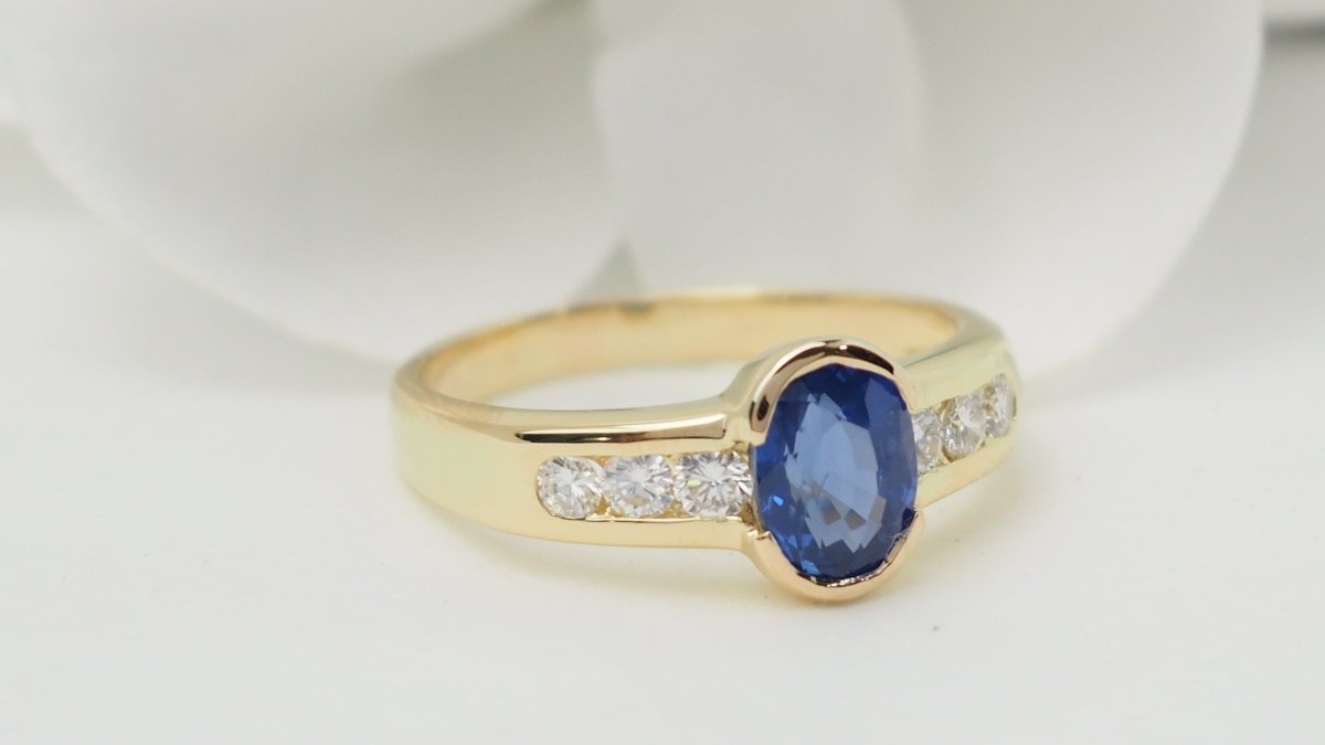 Bague Saphir de Ceylan en or jaune et diamants - Castafiore