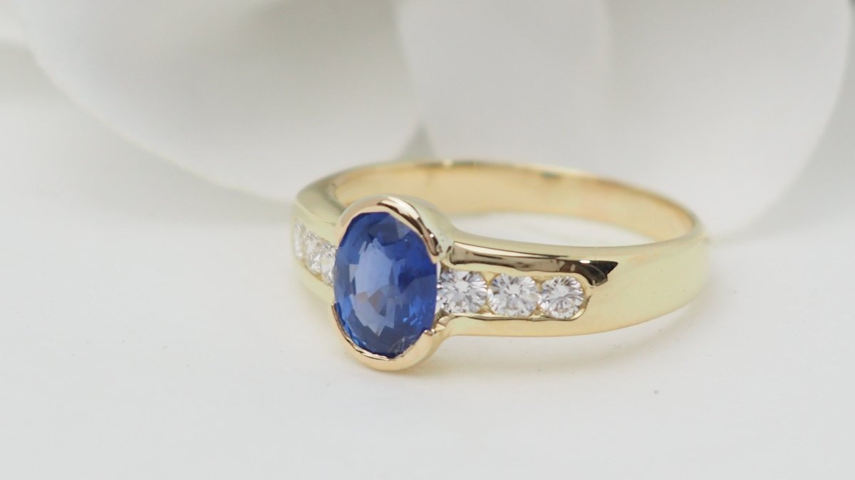 Bague Saphir de Ceylan en or jaune et diamants - Castafiore