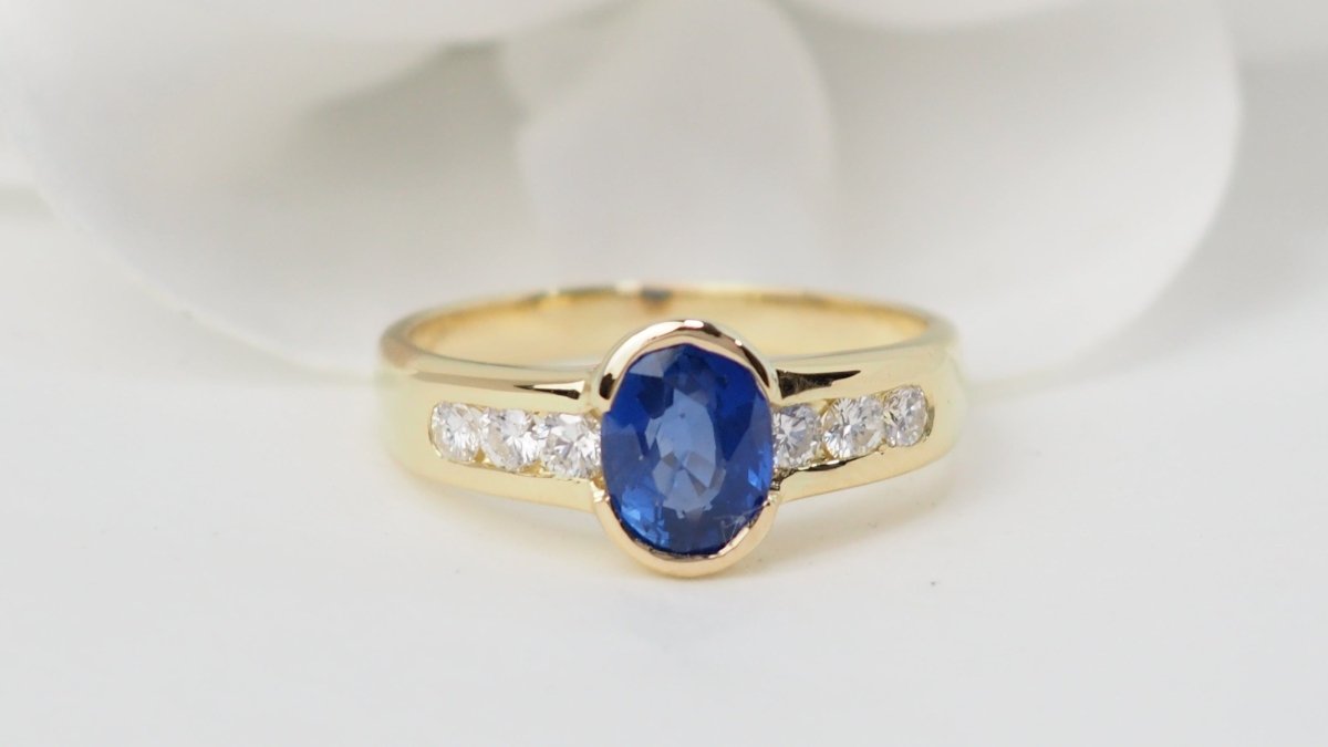 Bague Saphir de Ceylan en or jaune et diamants - Castafiore