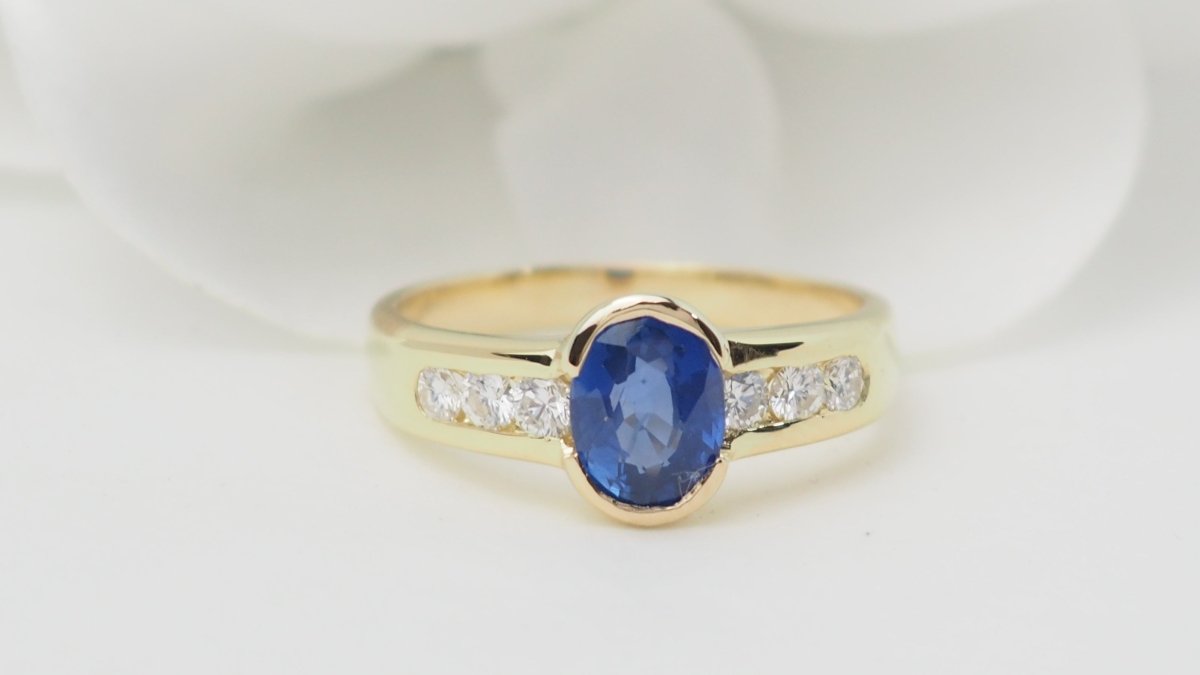 Bague Saphir de Ceylan en or jaune et diamants - Castafiore